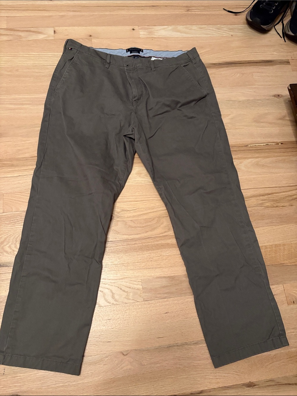 Tommy Hilfiger Men's Olive Classic Chino Pants